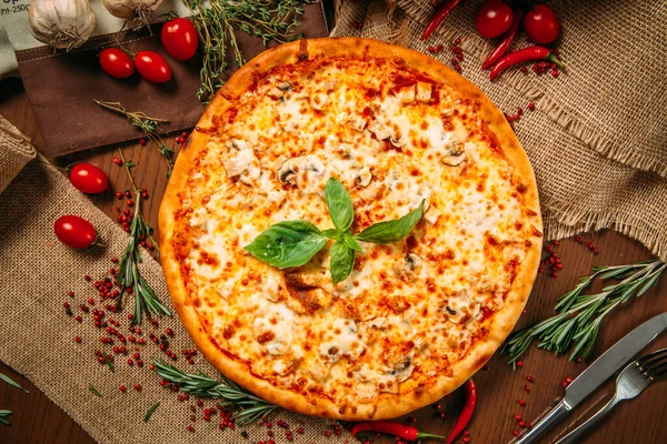 Apetyczny włoski ser pizzowy i grzyby — Zdjęcie stockowe