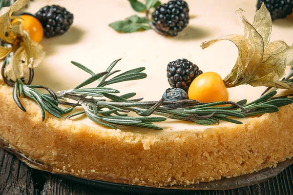 Γλυκό γλυκό κέικ τυριού με δεντρολίβανο — Φωτογραφία Αρχείου