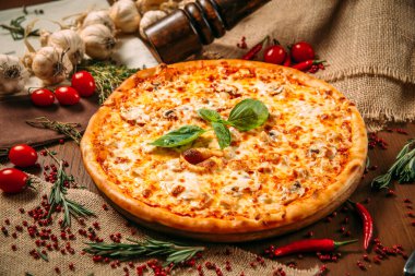 İştah açıcı sıcak İtalyan pizza peyniri ve mantar.