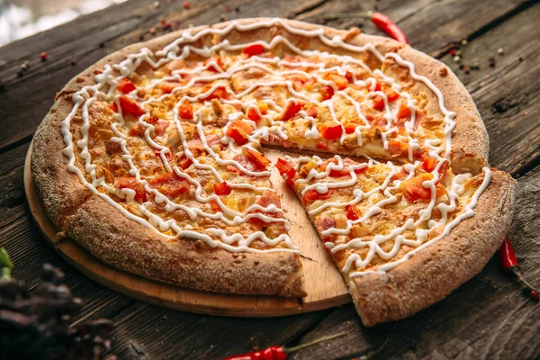 Tavuk ve soslu iştah açıcı pizza çiftliği