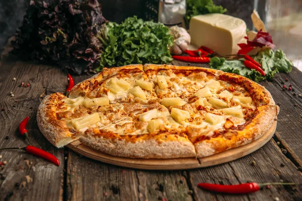 İştah açıcı Hawaii pizza ananasının yan görünüşü