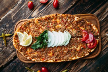 İnce hamurlu kıymalı Türk pizzası.