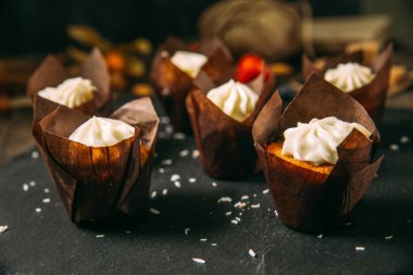 Kremalı tatlı çöreklere yan bakış.