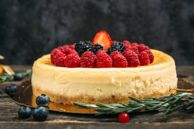 Tatlı tatlı peynirli kek ve böğürtlenli