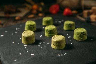 Küçük yeşil tatlı kurabiyelerinin yan görünüşü.