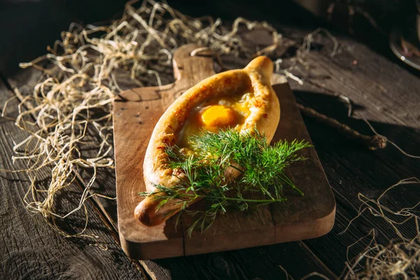 Кавказское блюдо хачапури Аджария яйцо — стоковое фото