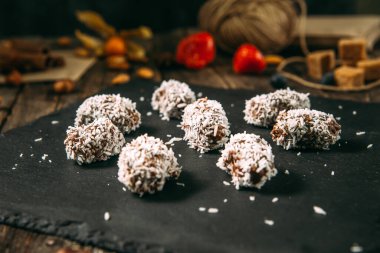 Tatlı çikolatalı şekerler Hindistan cevizli gevrekler