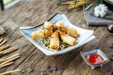 Kızarmış Çin baharatı, tatlı acı biber sosu.