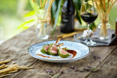 Gurme bitkisel kabuklu kuzu pirzolası ve solmuş ıspanak.