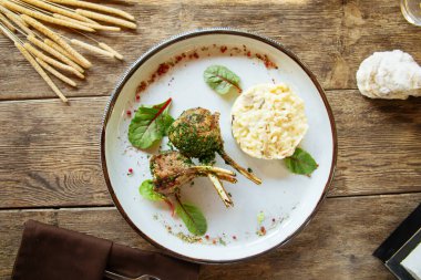 Patates püreli kuzu pirzolası.