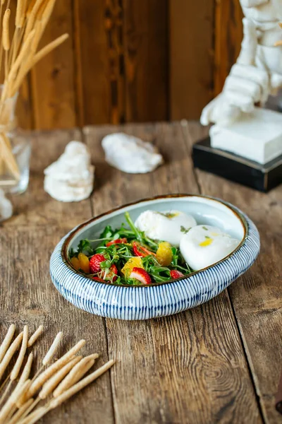 Poached eggs with a fresh vegetables salad — Stock Image Poached eggs with a fresh vegetables salad Royalty Free Stock Images
