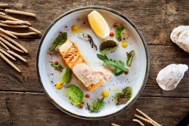 Izgara somon filetosunun üst görüntüsü 