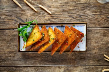 Bira aperatifleri ahşap masada kızarmış sarımsaklı tost.