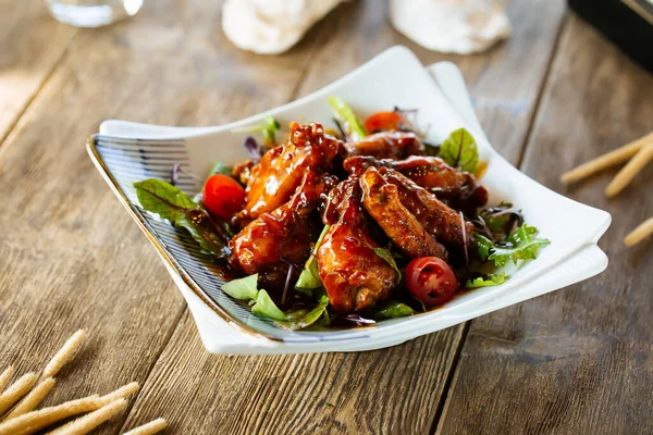 Appetitliche Snacks Chicken Wings in Büffelsauce — Stockfoto