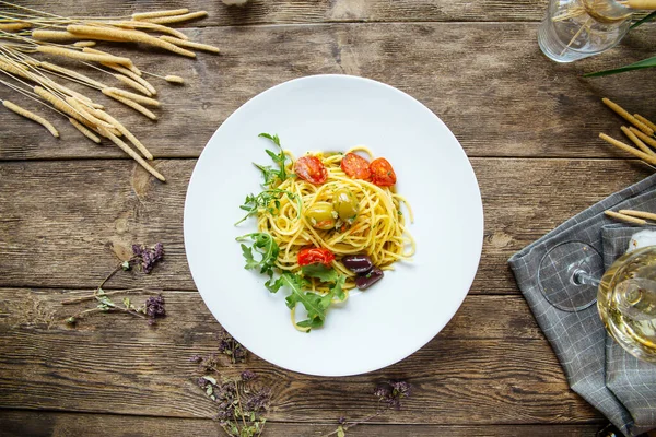 Włoski makaron spaghetti z oliwkami i pomidorami — Zdjęcie stockowe