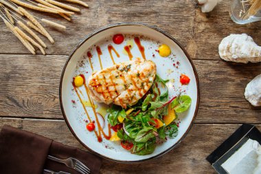 Tavuk göğsü ızgara biftek ve sebze salatası.