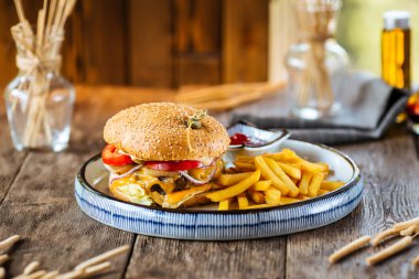 Cheeseburger ve patates kızartması.