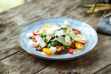 Gurme iştah açıcı sezar salatası ve kızarmış tavuk.