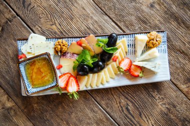 Üst düzey şarap gurmesi aperatifler peynir ve zeytin 