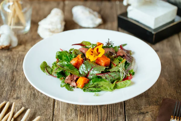 Vista lateral de la ensalada gourmet de salmón y carne de res —  Fotos de Stock