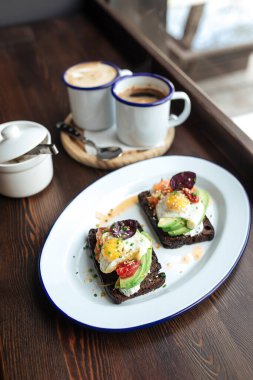 Avokado haşlanmış yumurta somonlu çavdar tostu.