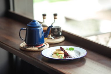 Rus süzme peynirli krep şurubu servis edildi.