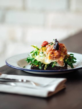 Çavdar ekmeği, haşlanmış yumurta ve somon.