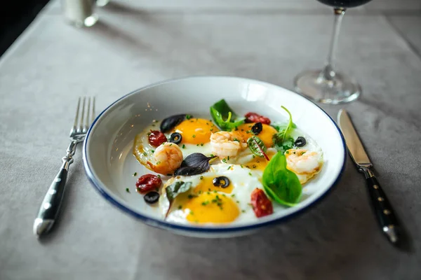 Жареные яйца с креветками на завтрак в гуре — стоковое фото