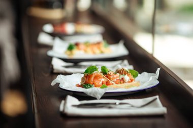 Sağlıklı lezzetli somonlu kahvaltı tostu