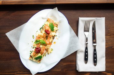 Mısır lapası ve somonlu tost ekmeği.