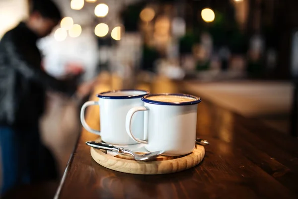 Duas canecas com café da manhã em uma tábua de madeira — Fotografia de Stock