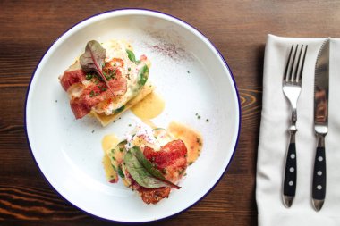 Pastırmalı bruschetta tostları.