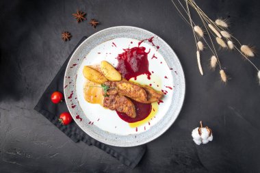 Fois gras 'lı bir tabağın üst görüntüsü. Koyu gri arkaplan