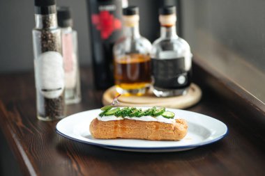 İştah açıcı sosisli salatalık ve susam sosu.