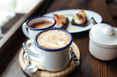 Bruschetta 'lı kahve kızarmış yumurta pastırması.