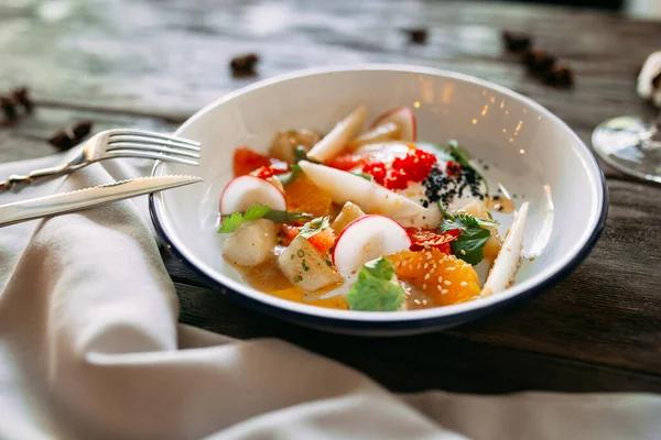 Havyar somon soslu sebzeli gurme yemeği — Stok fotoğraf