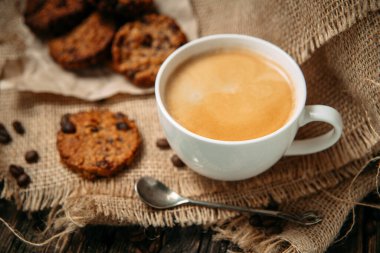 Tahta masada kurabiyeli kahve.