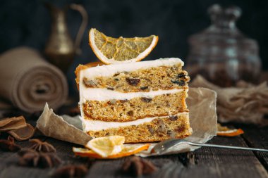 Tahta masada nefis havuçlu kek.