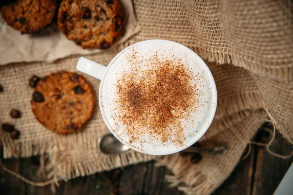 Lihat dari atas. Kopi di atas meja kayu — Stok Foto