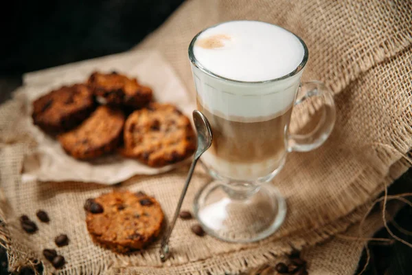 Latte Macchiato dengan cookie di atas meja kayu — Stok Foto