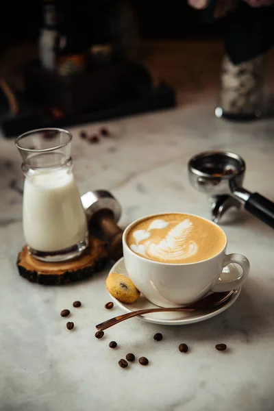 Cappuccino kopi untuk sarapan dengan susu dan kue di atas meja marmer putih — Stok Foto