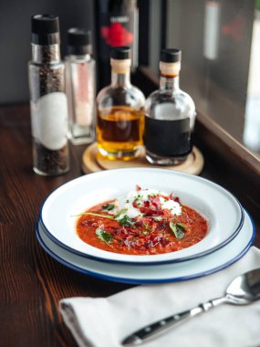 Pappa al pomodoro çorbası, domates ve ekmek.