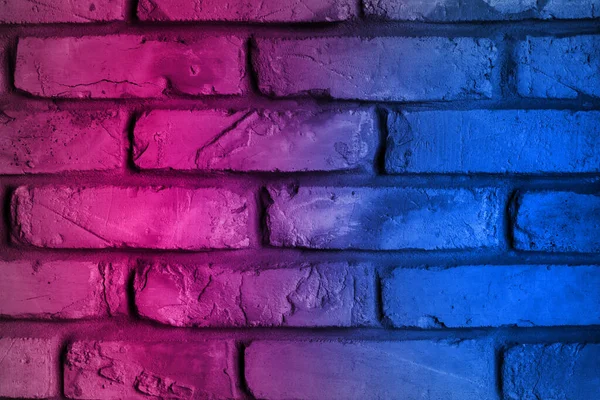 Işıklandırma Neon Efekti Arka plan için tuğla duvarda kırmızı ve mavi — Stok fotoğraf