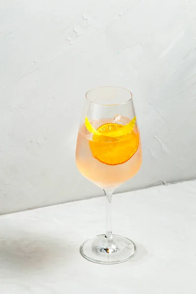 Fresco cocktail rinfrescante con scorza di limone arancione — Foto Stock