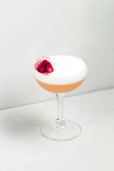 알코올 달콤 한 신맛의 거품 칵테일 꽃 — 스톡 사진