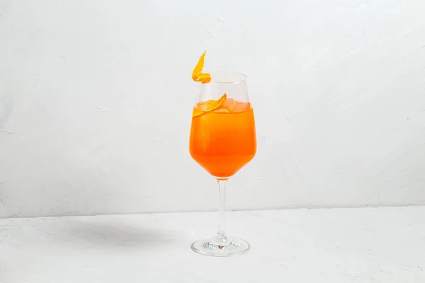 Čerstvý ovocný žlutý alkoholový koktejl ve sklenici vína — Stock fotografie
