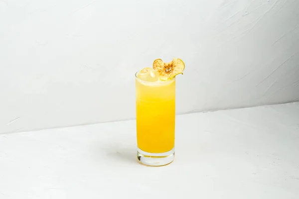 Свежий фруктовый желтый коктейль в хайбол — стоковое фото