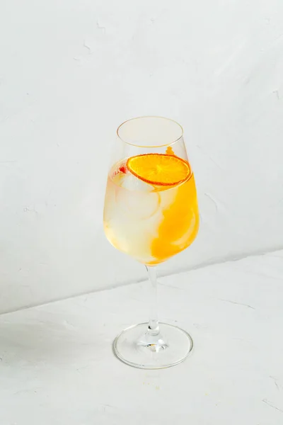 Cocktail rafraîchissant frais avec zeste de citron orange — Photo