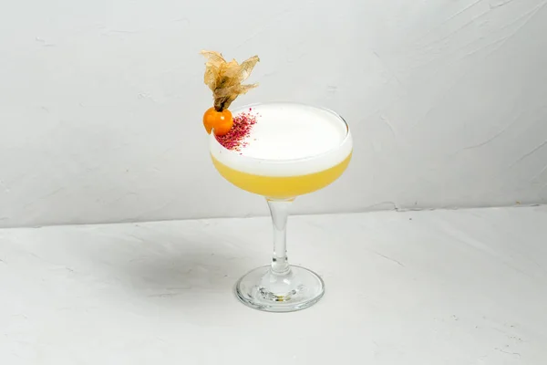 Alcohol zoetzure schuimcocktail physalis berry — Stockfoto