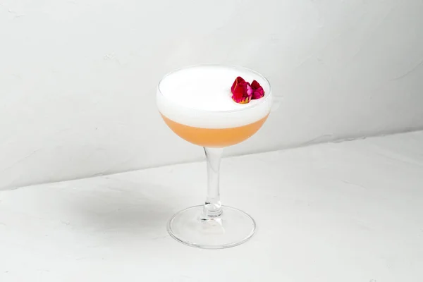 Alkohol söt surt skum cocktail med blomma — Stockfoto